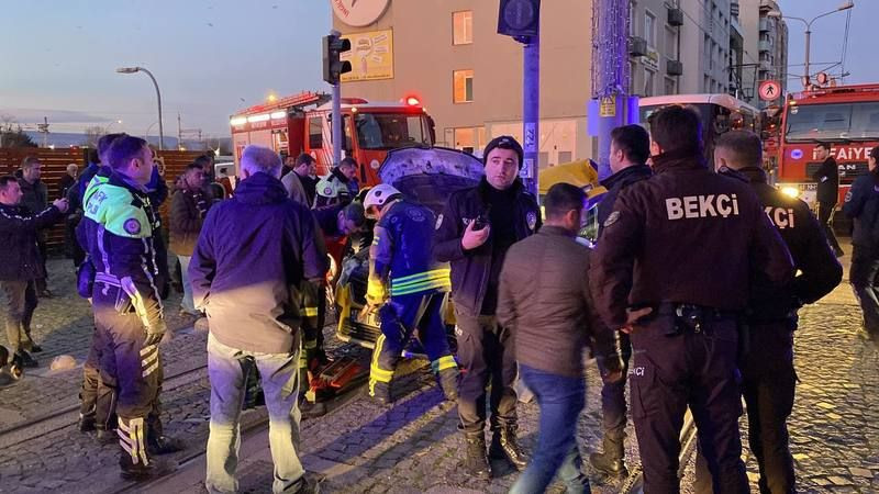 Ticari taksi ile tramvay çarpıştı, yaralılar var