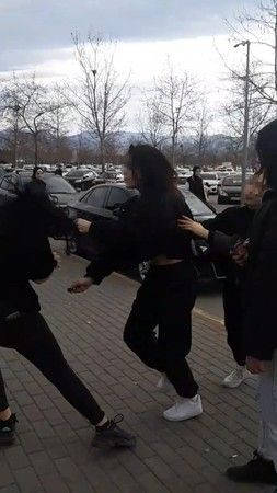 İzmit'te liseli kızların şok cihazlı kavgası kameraya yansıdı...