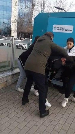 İzmit'te liseli kızların şok cihazlı kavgası kameraya yansıdı...