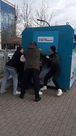 İzmit'te liseli kızların şok cihazlı kavgası kameraya yansıdı...