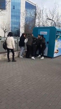 İzmit'te liseli kızların şok cihazlı kavgası kameraya yansıdı...