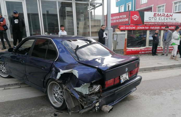 Yanlayarak yola çıkan otomobil kazaya sebep oldu