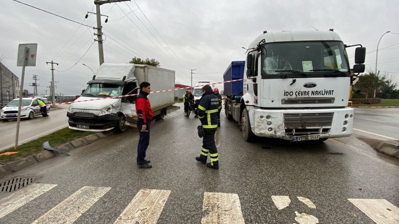 Kamyon ile kamyonet çarpıştı sürücü araçta sıkıştı