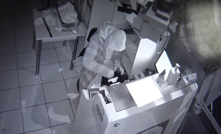 İzmit'te iğrenç olay! Yedi, içti, çaldı, yetmedi tuvaletini yaptı