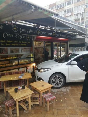 Fren yerine gaza basınca olanlar oldu! Meclis üyesi saniyelerle kurtuldu