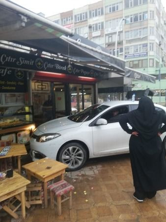 Fren yerine gaza basınca olanlar oldu! Meclis üyesi saniyelerle kurtuldu