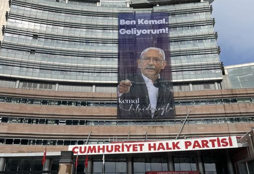 CHP Genel Merkezi'ne dikkat çeken pankart