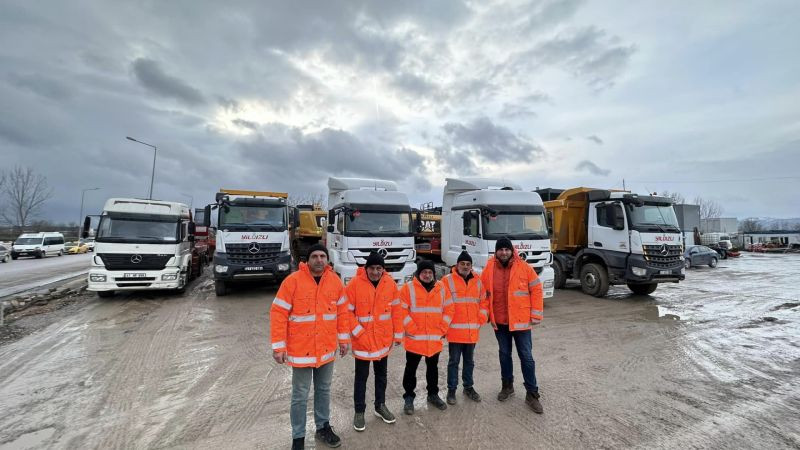Yıldızlı iş makinelerini deprem bölgesine yolladı