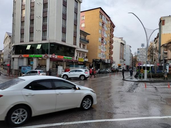Lapa lapa kara uyanan vatandaşlar, İzmit çarşıda şaşkınlık yaşadı