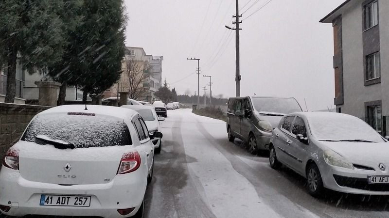 Lapa lapa kara uyanan vatandaşlar, İzmit çarşıda şaşkınlık yaşadı