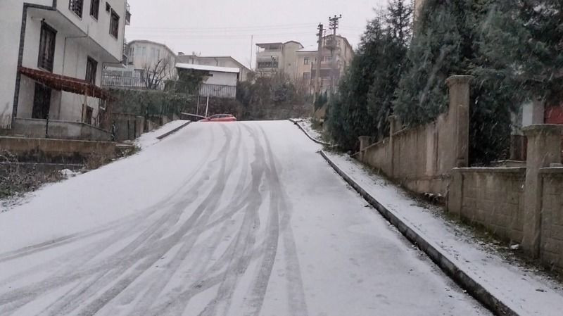 Lapa lapa kara uyanan vatandaşlar, İzmit çarşıda şaşkınlık yaşadı