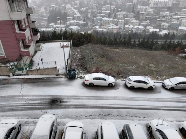 Lapa lapa kara uyanan vatandaşlar, İzmit çarşıda şaşkınlık yaşadı