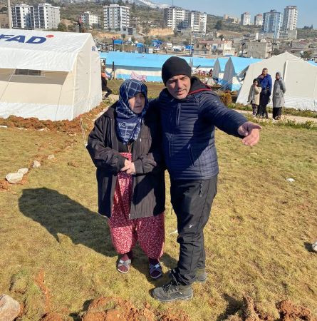 Belediye başkanları çadır kurup, aşevinde yemek dağıtıyor
