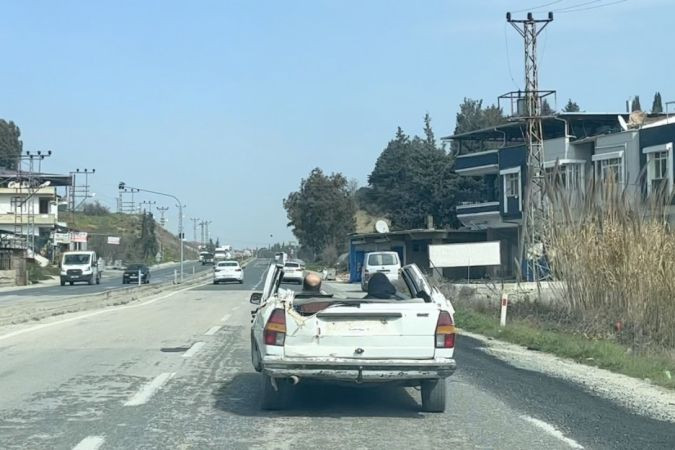 Deprem bölgesindeki bu otomobili görenler gözlerine inanamadı