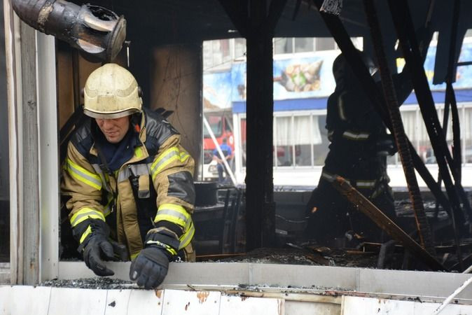 İzmit Marina'da tekne restoran yandı