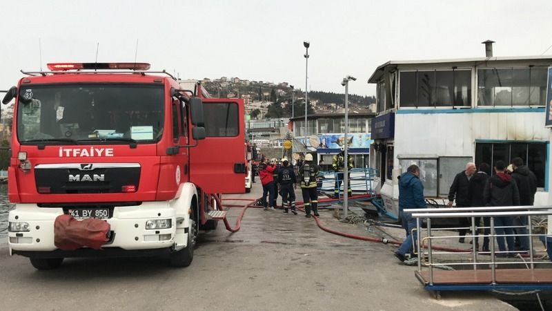 İzmit Marina'da tekne restoran yandı