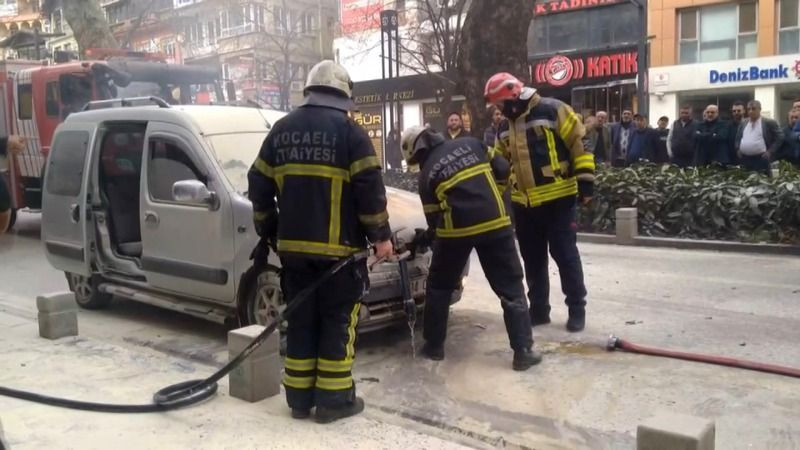İtfaiye yangını söndürdü, vatandaş meraklı gözlerle olan biteni izledi