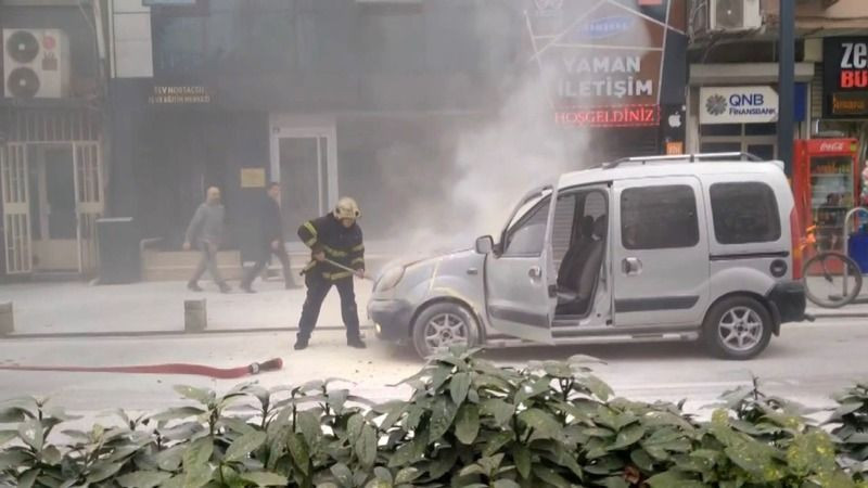 İtfaiye yangını söndürdü, vatandaş meraklı gözlerle olan biteni izledi