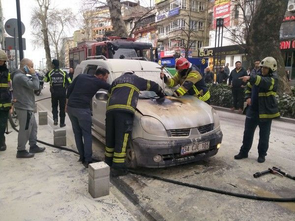 İtfaiye yangını söndürdü, vatandaş meraklı gözlerle olan biteni izledi