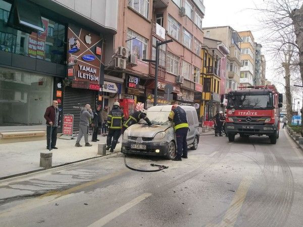 İtfaiye yangını söndürdü, vatandaş meraklı gözlerle olan biteni izledi