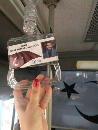 Bu otobüse binenler şehitlere tutundu