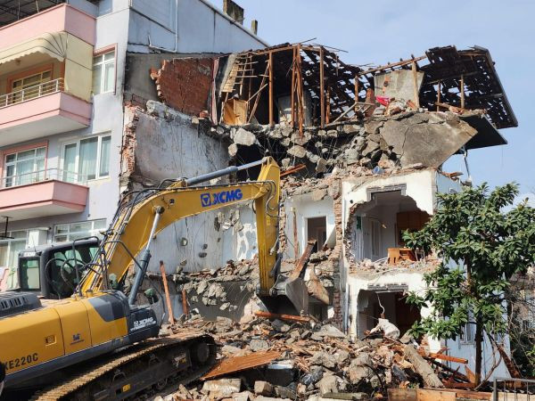 Patlamada ağır hasar almıştı o bina yıkıldı