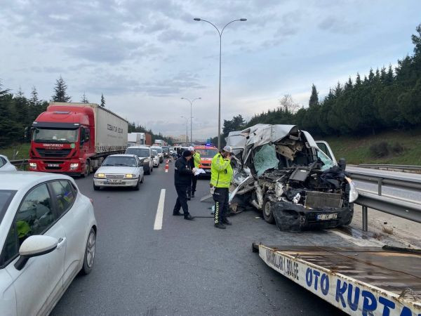 Tıra arkadan çarptı, hurdaya döndü