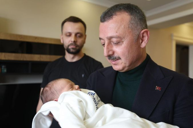 Büyükakın CHP’li meclis üyesinin torun sevincini paylaştı