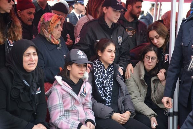 Polisin cenazesinde kızından hüzünlendiren hareket!