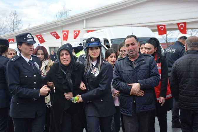 Polisin cenazesinde kızından hüzünlendiren hareket!