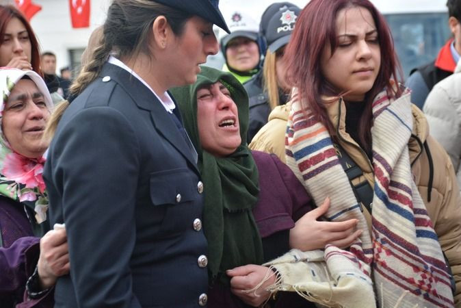 Polisin cenazesinde kızından hüzünlendiren hareket!