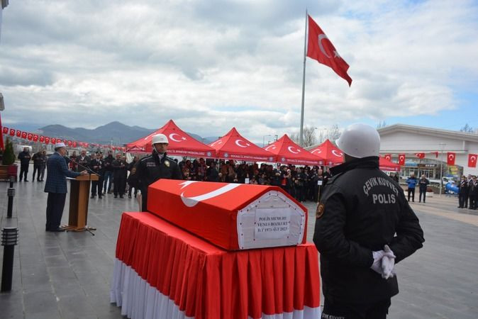 Polisin cenazesinde kızından hüzünlendiren hareket!