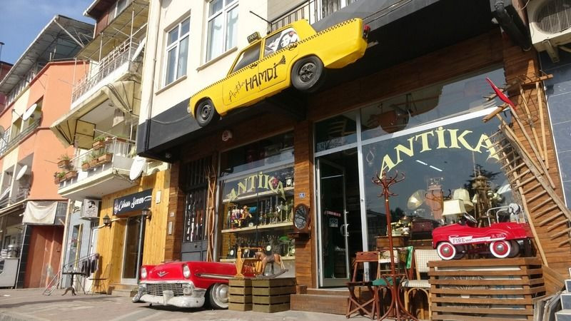 Fiyatlara kızdı, efsane otomobili ortadan kesip bakın ne yaptı!