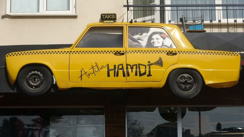 Fiyatlara kızdı, efsane otomobili ortadan kesip bakın ne yaptı!