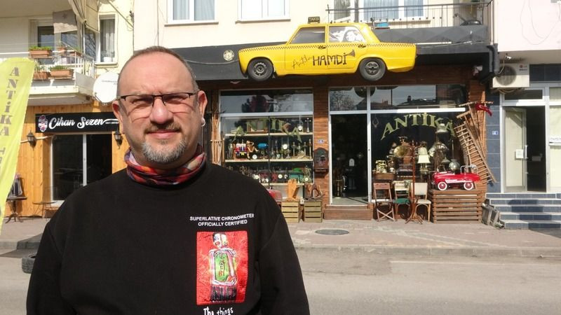 Fiyatlara kızdı, efsane otomobili ortadan kesip bakın ne yaptı!