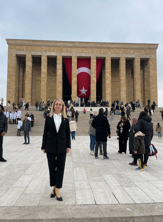 Önce Anıtkabir’e, sonra emanetine… Arzu Türkkal Enç aday adaylığı başvurusunu yaptı