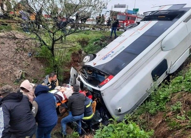 Kocaeli'de işçi servisi şarampole uçtu, çok sayıda yaralı var