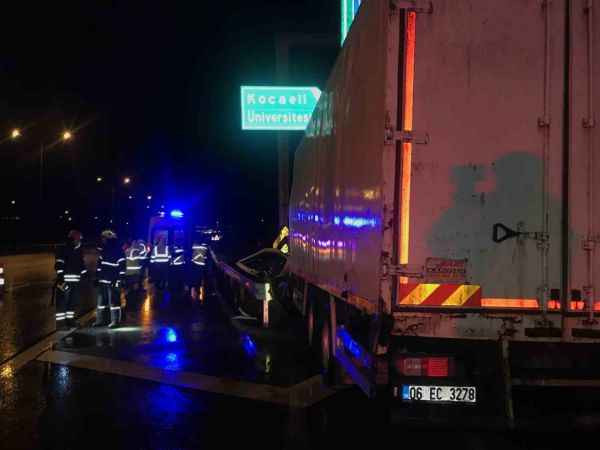 Tır, yol ayrımı tabelasına çarptı: 1 yaralı