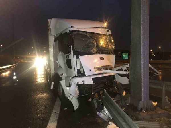 Tır, yol ayrımı tabelasına çarptı: 1 yaralı