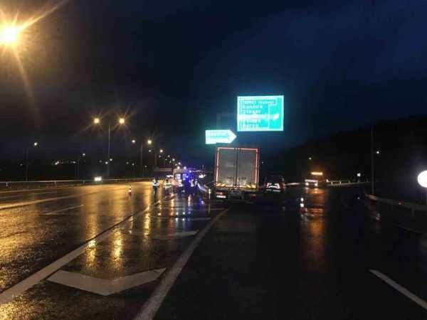 Tır, yol ayrımı tabelasına çarptı: 1 yaralı