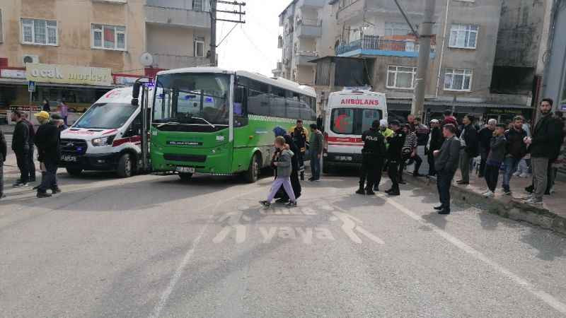 Yaya geçidinde anne ve oğluna otobüs çarptı
