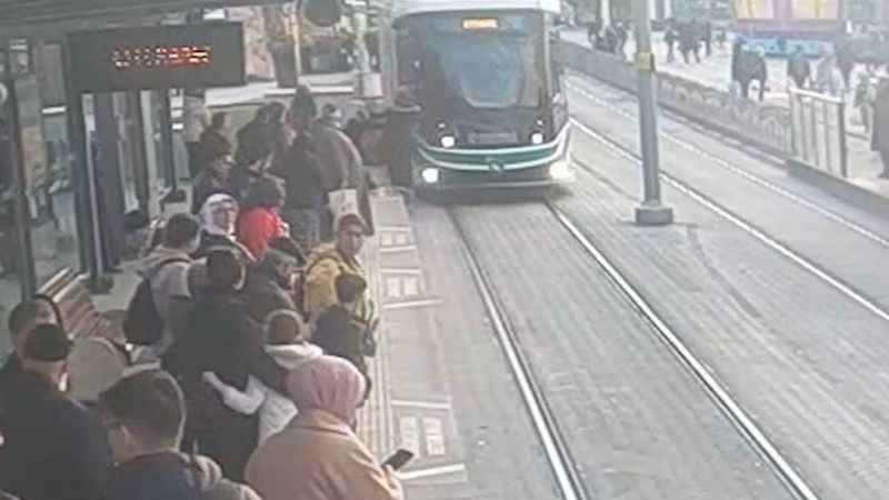 İzmit'te yolcu, tramvayın altında kalmaktan son anda böyle kurtuldu