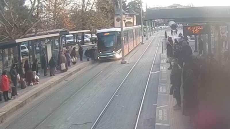 İzmit'te yolcu, tramvayın altında kalmaktan son anda böyle kurtuldu