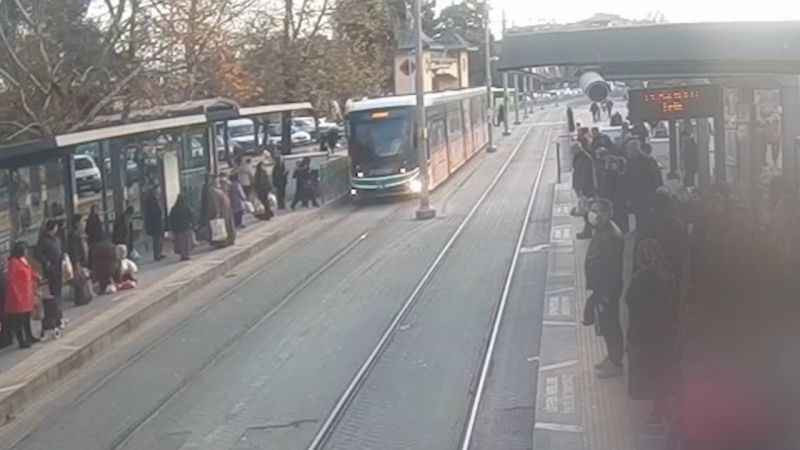 İzmit'te yolcu, tramvayın altında kalmaktan son anda böyle kurtuldu
