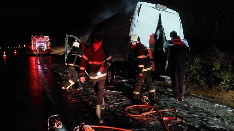 Otoyolda araç yangını: Minibüs küle döndü