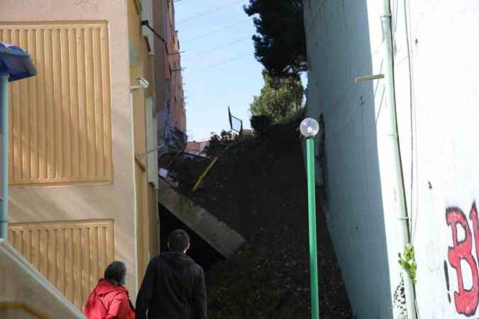 İstinat duvarı, binaların üzerine çökmüştü, Büyükakın, duruma el attı