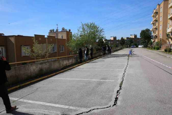 İstinat duvarı, binaların üzerine çökmüştü, Büyükakın, duruma el attı