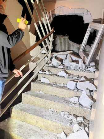 İstinat duvarı, binaların üzerine çökmüştü, Büyükakın, duruma el attı