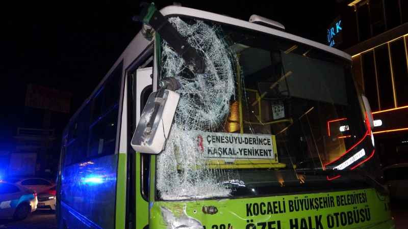 Otobüsle çarpışan ambulans yan yattı