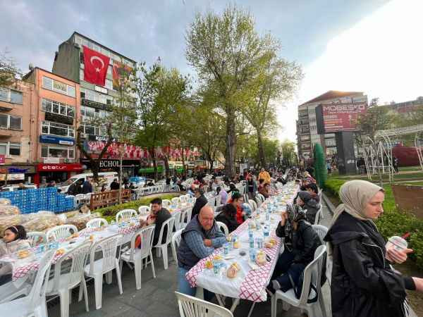 Geçen yıl Büyükşehir bu yıl İzmit Belediyesi Yürüyüş yolunda iftar